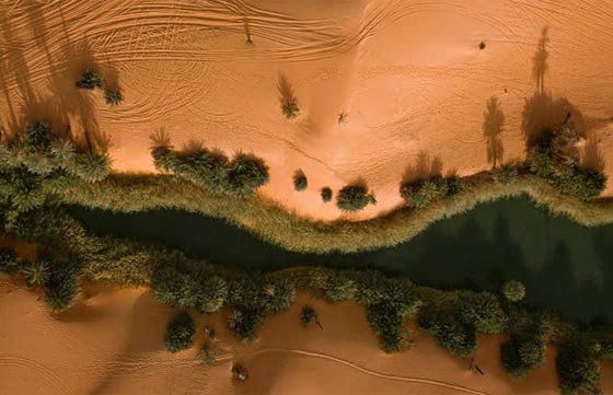 رمال الصحراء من السماء.. مساحات لامعة شاسعة وحافلة بالجمال صورة رقم 5 رمال الصحراء من السماء.. مساحات لامعة شاسعة وحافلة بالجمال صورة رقم 5