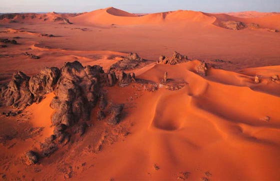 رمال الصحراء من السماء.. مساحات لامعة شاسعة وحافلة بالجمال صورة رقم 9 رمال الصحراء من السماء.. مساحات لامعة شاسعة وحافلة بالجمال صورة رقم 9