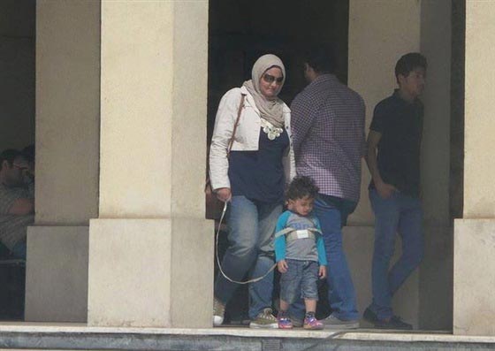 بالصور.. ام تربط طفلها بحبل مثل الكلب.. هل هي فكرة جيدة؟ صورة رقم 1