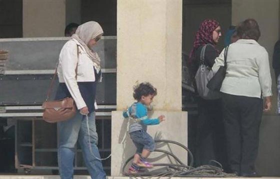 بالصور.. ام تربط طفلها بحبل مثل الكلب.. هل هي فكرة جيدة؟ صورة رقم 4