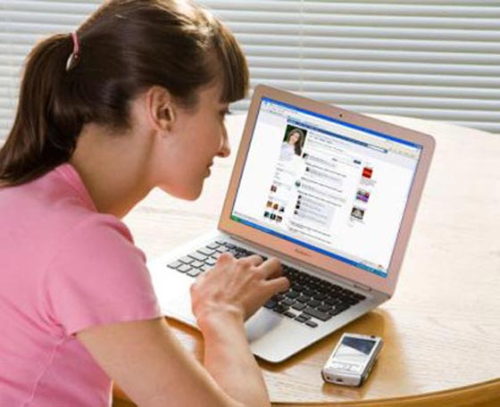 الحب على فيس بوك: كيف تعرفين ان كان الشخص معجبا بك؟   صورة رقم 1
