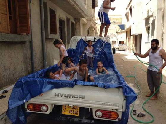 جولة في عالم مجنون.. شخص سخن الساندوتش باللاب توب وآخر صفى الماء بمضرب التنس صورة رقم 4