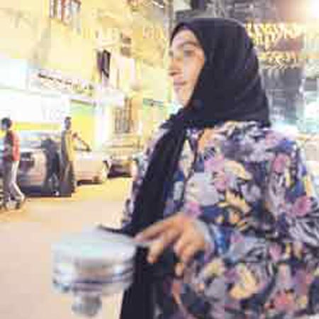 !تعليقات ساخرة على مسحراتي بنت: تتأخر 3 ساعات حتى تلبس وتتصور (سيلفي) مع الطبلة! صورة رقم 2
