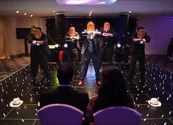 فيديو رائع: اخوة يفاجئون شقيقتهم العروس بهدية زفاف لن تنسى  صورة رقم 2