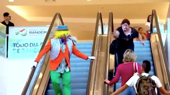 بالفيديو.. شاهد ردة فعل امرأة عصبية على مزحة ثقيلة من مهرّج صورة رقم 4