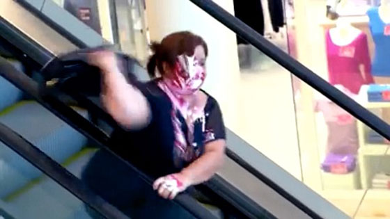 بالفيديو.. شاهد ردة فعل امرأة عصبية على مزحة ثقيلة من مهرّج صورة رقم 6