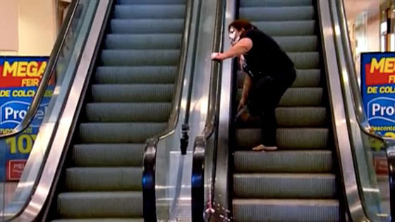 بالفيديو.. شاهد ردة فعل امرأة عصبية على مزحة ثقيلة من مهرّج صورة رقم 7
