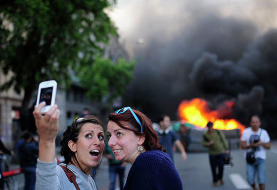صور (سيلفي) خطيرة تهدد حياة أصحابها حول العالم  صورة رقم 1