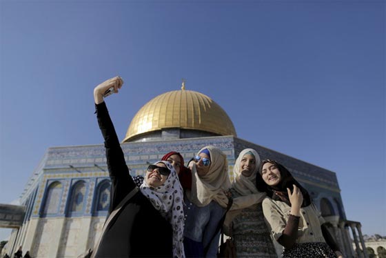ظاهرة السيلفي تجناح كل الفئات والاجناس في جميع انحاء العالم صورة رقم 2 ظاهرة السيلفي تجناح كل الفئات والاجناس في جميع انحاء العالم صورة رقم 2