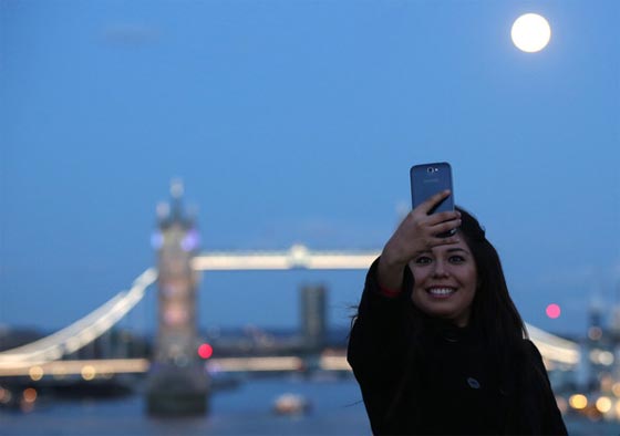ظاهرة السيلفي تجناح كل الفئات والاجناس في جميع انحاء العالم صورة رقم 5 ظاهرة السيلفي تجناح كل الفئات والاجناس في جميع انحاء العالم صورة رقم 5