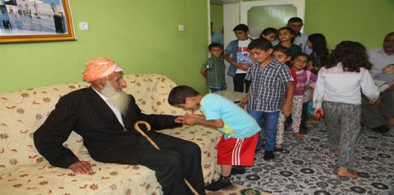 الاولا والاحفاد يحيطون بجدهم المعمر(110 اعوام) في احلى عيد صورة رقم 4