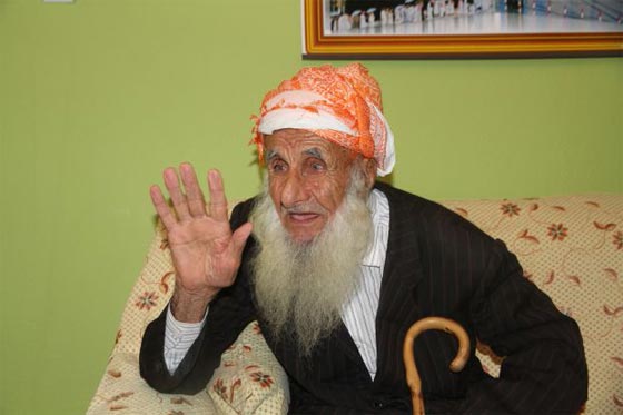 الاولا والاحفاد يحيطون بجدهم المعمر(110 اعوام) في احلى عيد صورة رقم 1