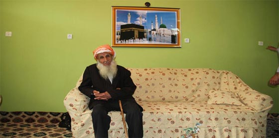 الاولا والاحفاد يحيطون بجدهم المعمر(110 اعوام) في احلى عيد صورة رقم 2