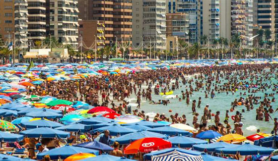 اعداد هائلة من السّياح على شواطئ اسبانيا بمستويات قياسية صورة رقم 2