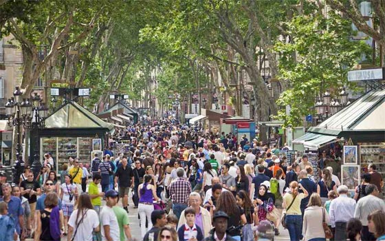 رئيسة بلدية برشلونة تطلب من زوار مدينتها العودة الى ديارهم.. وهذا هو السبب صورة رقم 1