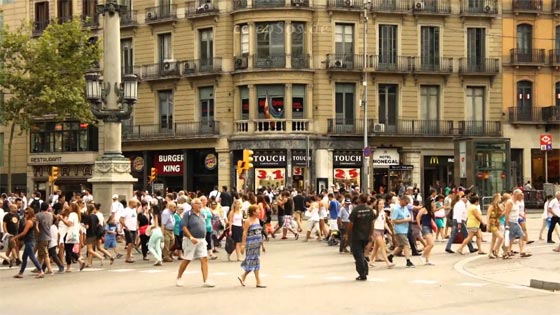رئيسة بلدية برشلونة تطلب من زوار مدينتها العودة الى ديارهم.. وهذا هو السبب صورة رقم 4