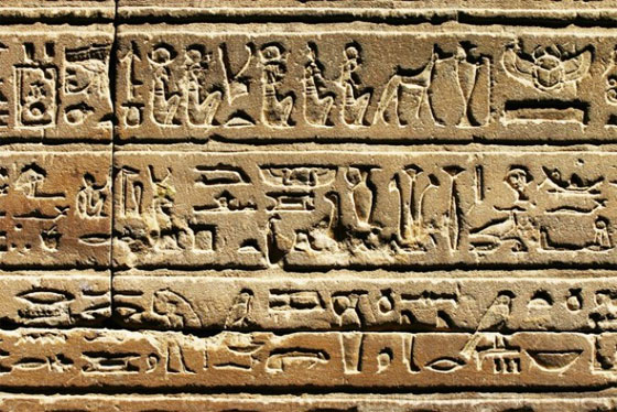 الفراعنة سبقوا العالم بـ6 اختراعات منها ادوات الحلاقة، المكياج، والكعب العالي  صورة رقم 1