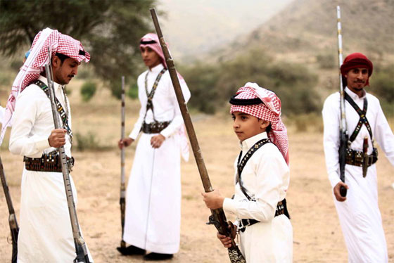 الرقص مع الاسلحة النارية تقليد سعودي شعبي فريد.. تعرف عليه صورة رقم 2 الرقص مع الاسلحة النارية تقليد سعودي شعبي فريد.. تعرف عليه صورة رقم 2