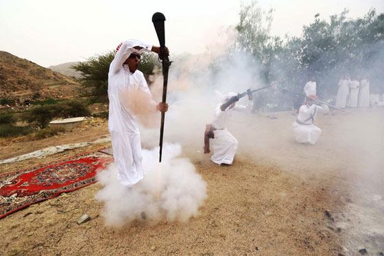 الرقص مع الاسلحة النارية تقليد سعودي شعبي فريد.. تعرف عليه صورة رقم 5 الرقص مع الاسلحة النارية تقليد سعودي شعبي فريد.. تعرف عليه صورة رقم 5