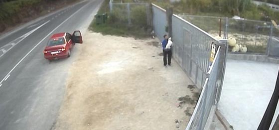 بالفيديو.. رجل يتخلص من كلبه بطريقة بشعة ويثير موجة غضب صورة رقم 2 بالفيديو.. رجل يتخلص من كلبه بطريقة بشعة ويثير موجة غضب صورة رقم 2