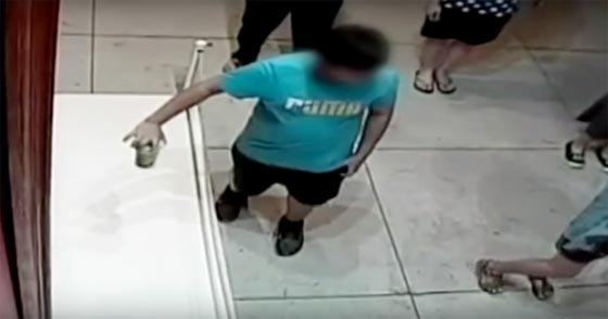 شاهد بالفيديو كيف اتلف تعثر صبي لوحة ثمنها مليون جنيه استرليني صورة رقم 2 شاهد بالفيديو كيف اتلف تعثر صبي لوحة ثمنها مليون جنيه استرليني صورة رقم 2