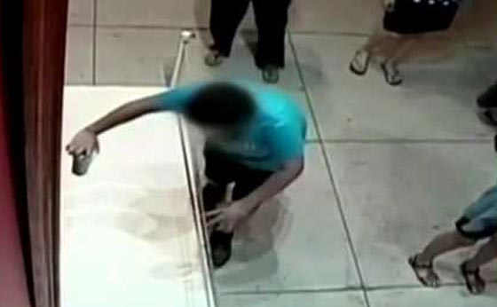 شاهد بالفيديو كيف اتلف تعثر صبي لوحة ثمنها مليون جنيه استرليني صورة رقم 1 شاهد بالفيديو كيف اتلف تعثر صبي لوحة ثمنها مليون جنيه استرليني صورة رقم 1