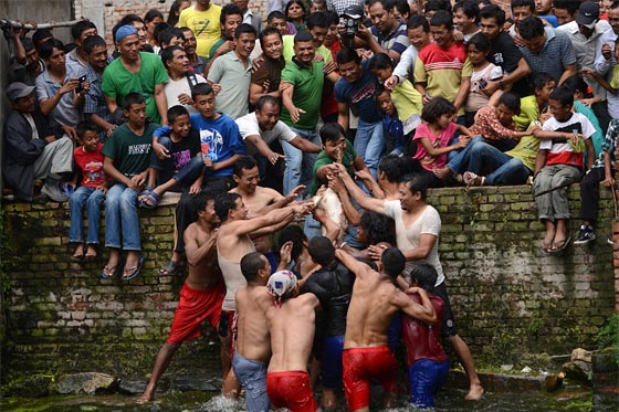 لقطات مروعة.. رجال يقطعون الماعز حيا باسنانهم بعد القائه في الماء!! صورة رقم 5