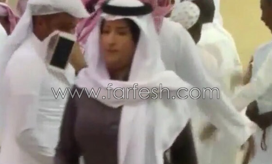فيديو رقص فتاة خليجية متنكرة بزي رجالي تشارك الشباب رقصهم وهذا هو سرها! صورة رقم 1