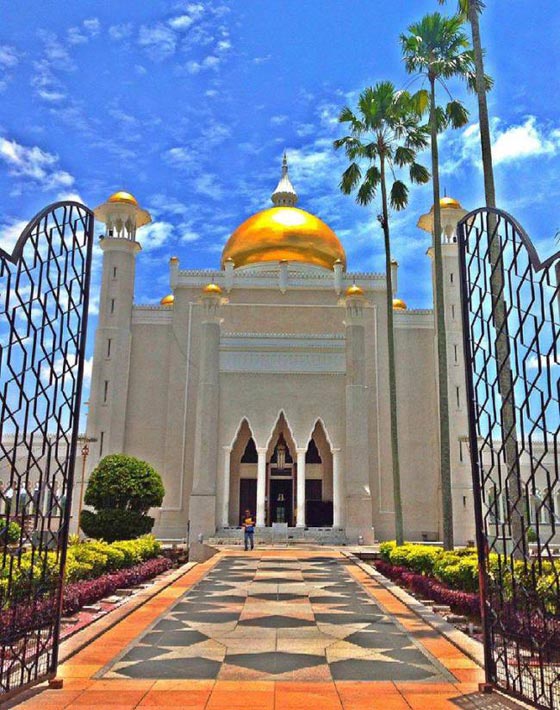 صور مسجد السلطان عمر علي سيف الدين: تحفة اسلامية ممزوجة بفن العمارة الايطالي صورة رقم 8 صور مسجد السلطان عمر علي سيف الدين: تحفة اسلامية ممزوجة بفن العمارة الايطالي صورة رقم 8