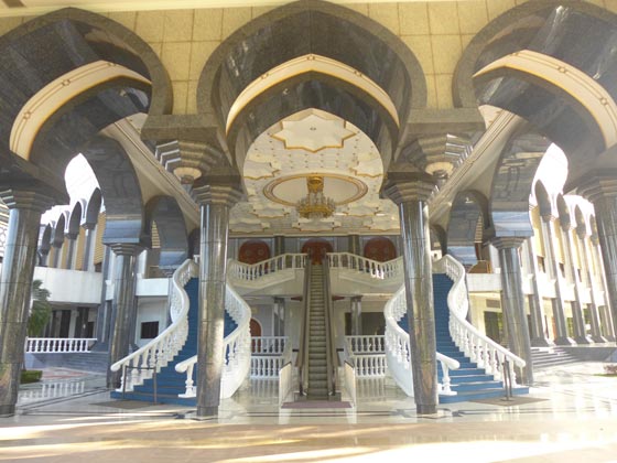 صور مسجد السلطان عمر علي سيف الدين: تحفة اسلامية ممزوجة بفن العمارة الايطالي صورة رقم 13 صور مسجد السلطان عمر علي سيف الدين: تحفة اسلامية ممزوجة بفن العمارة الايطالي صورة رقم 13
