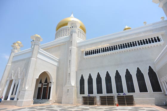 صور مسجد السلطان عمر علي سيف الدين: تحفة اسلامية ممزوجة بفن العمارة الايطالي صورة رقم 7 صور مسجد السلطان عمر علي سيف الدين: تحفة اسلامية ممزوجة بفن العمارة الايطالي صورة رقم 7