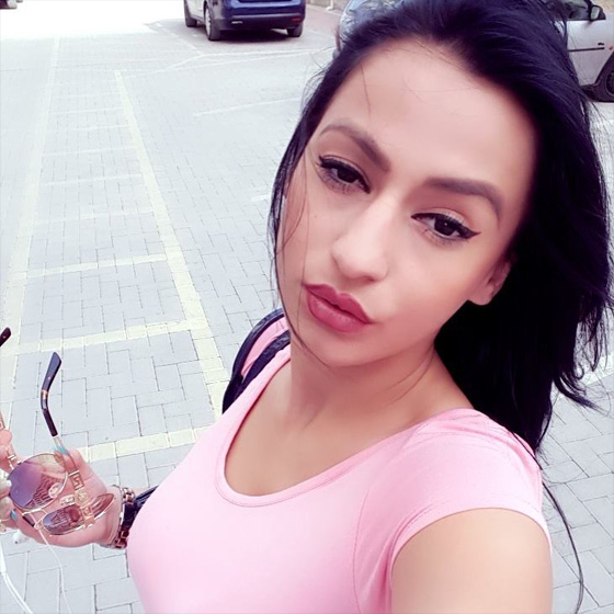 طالبة البانية كشفت عن صدرها ففازت بوظيفة مذيعة!! صورة رقم 2