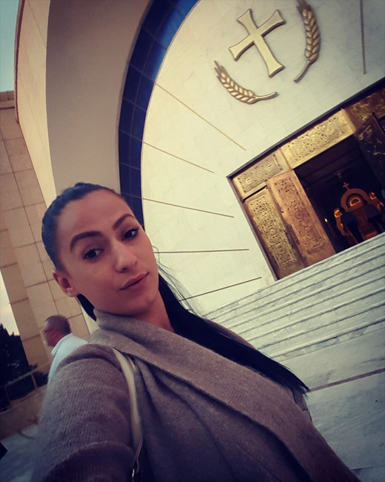 طالبة البانية كشفت عن صدرها ففازت بوظيفة مذيعة!! صورة رقم 5