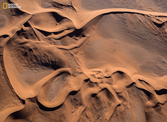 اجمل صور في مسابقة (ناشيونال جيوجرافيك) مسجد ديلهي، طيور البطريق وحُمم البركان تلتقي البرق  صورة رقم 12