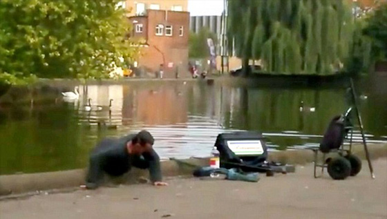 مقلب قذر ينفذه شاب وقح بصياد مسالم ويقذفه في البحيرة صورة رقم 6