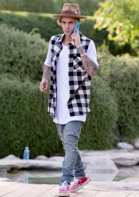 تصرفات جاستن بيبر المريبة تثير القلق: يبدو مشوّشا يدخن الحشيش وغير متوازن! صورة رقم 3