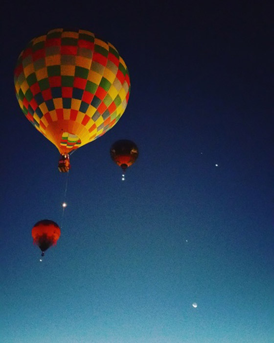 سماء نيو مكسيكو تزدان بمئات المناطيد الملونة كالقناديل المضيئة صورة رقم 18