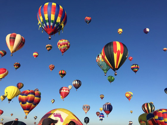 سماء نيو مكسيكو تزدان بمئات المناطيد الملونة كالقناديل المضيئة صورة رقم 10