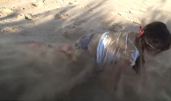  شاهد كيف انتقم الكلب من فتاة ايقضته من النوم بطريقة عنيفة صورة رقم 6