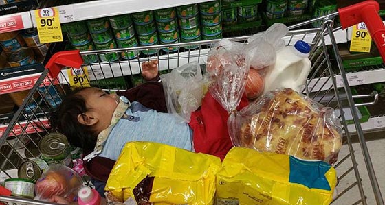 صور الاطفال يغفون في اغرب واطرف الامكنة.. منها المشتريات والدراجة صورة رقم 4