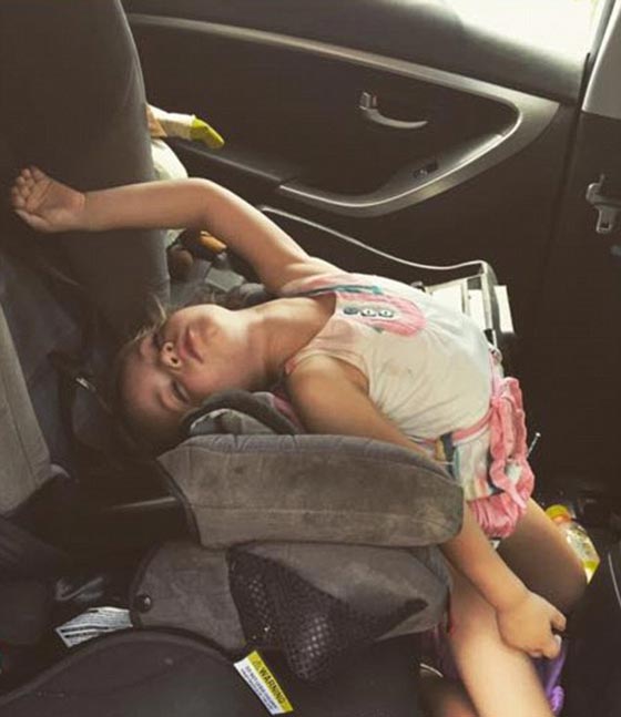 صور الاطفال يغفون في اغرب واطرف الامكنة.. منها المشتريات والدراجة صورة رقم 6