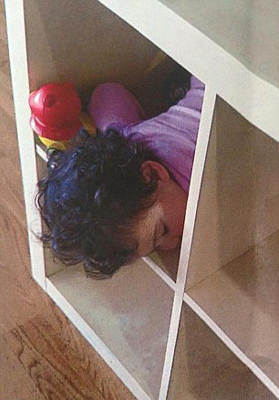 صور الاطفال يغفون في اغرب واطرف الامكنة.. منها المشتريات والدراجة صورة رقم 7
