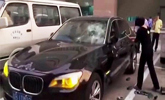 فيديو وصور..خيانة الزوج تدفع زوجته لتحطيم سيارته الفاخرة بالمطرقة صورة رقم 2