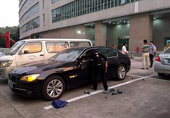 فيديو وصور..خيانة الزوج تدفع زوجته لتحطيم سيارته الفاخرة بالمطرقة صورة رقم 3