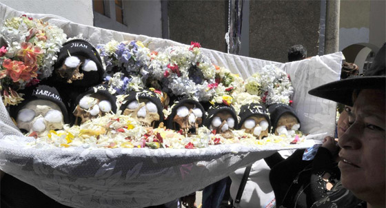صور.. تقديم الطعام والشراب والسجائر للجماجم في عيدها ببوليفيا صورة رقم 1 صور.. تقديم الطعام والشراب والسجائر للجماجم في عيدها ببوليفيا صورة رقم 1