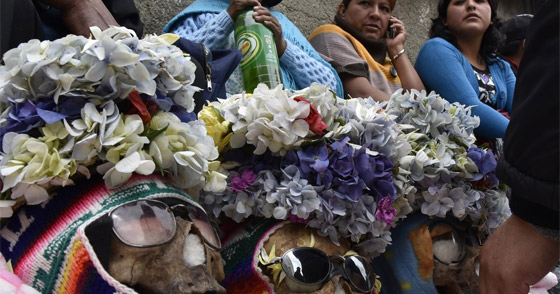 صور.. تقديم الطعام والشراب والسجائر للجماجم في عيدها ببوليفيا صورة رقم 5 صور.. تقديم الطعام والشراب والسجائر للجماجم في عيدها ببوليفيا صورة رقم 5