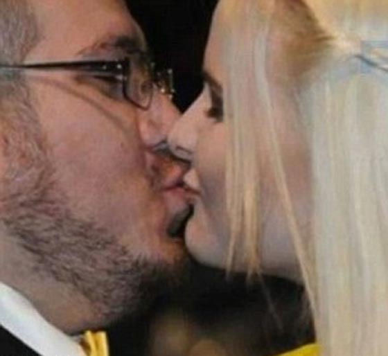 فيديو زبونة غاضبة تتهم نادلة مطعم بمعاكسة زوجها فتلقنها النادلة درسا لن تنساه! صورة رقم 5 فيديو زبونة غاضبة تتهم نادلة مطعم بمعاكسة زوجها فتلقنها النادلة درسا لن تنساه! صورة رقم 5