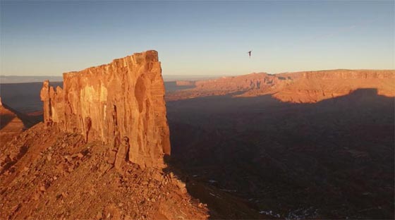 فيديو مثير.. فرنسي يقطع مسافة 500 متر على حبل بين جبلين صورة رقم 2