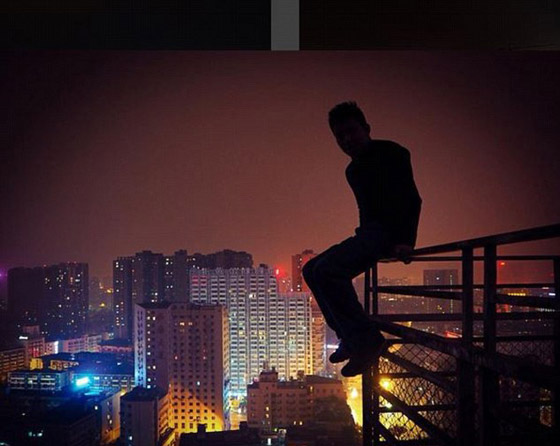 صور تحبس الانفاس لمغامرين على بنايات شاهقة تثير ضجة صورة رقم 2