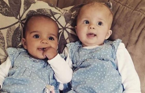 صور لتوأمتين احداهما شقراء والاخرى سمراء صورة رقم 5